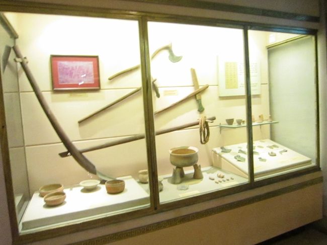 歴史博物館の内部は、原始・古代・北属期（中国の支<br />配下に置かれた時代）・独立王朝時代・フランス統治<br />時代・独立後、のそれぞれの時代に分かれております。<br /><br />1階が原始時代から独立王朝である陳朝（1225年〜14<br />00年）まで、2階が胡朝（1400年〜1406年）以降につい<br />ての展示になっています。