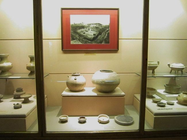 陶器などの焼き方も、まるで中国の手法に似て<br />居ますが、精度はそれ程高い物は無いようです。<br /><br />ハノイ近郊には、バチャンと言う焼き物の街が<br />有るそうですが、今回は訪問出来ません。