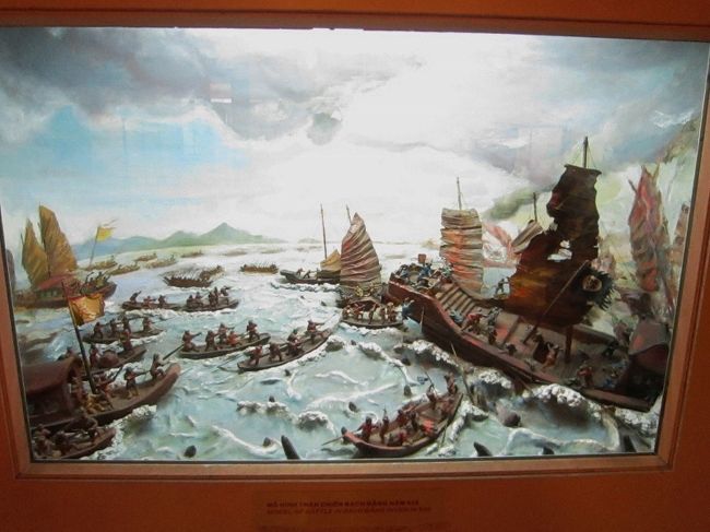 こちらは李朝を倒し政権を勝ち取った陳朝の時代に<br />起こった、ベトナム軍と元軍の戦い、いわゆる白藤<br />江の戦い（1228年、ベトナム語ではバクダンの戦い）<br />の様子を描いた物の様です。<br /><br />陳朝はこの戦いに勝利しました、日本語のパンフレ<br />ットが、切れて居るそうで詳しい事は良く判りません<br />でした〜。（涙）