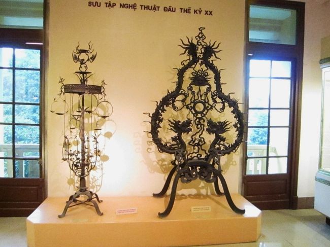 私は今回の展示物で、ー番興味を持つたのはこの<br />燭台の展示コーナーでした。<br /><br />かなり大きな燭台から、色々なサイズの物が展示<br />して有りました。