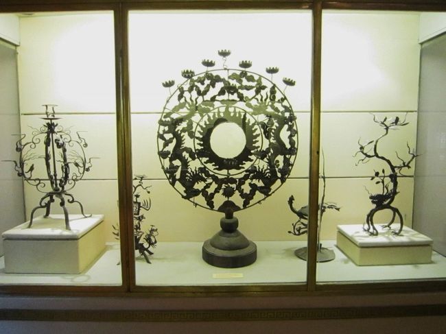 昔は照明がかなり貴重な物で、また蝋燭も高価な<br />物でした。<br /><br />欧州の夜に行なわれる、オペラやコンサートは照<br />明に掛かる、蝋燭の費用が収益の3割にも相当する<br />と言われて居ます。