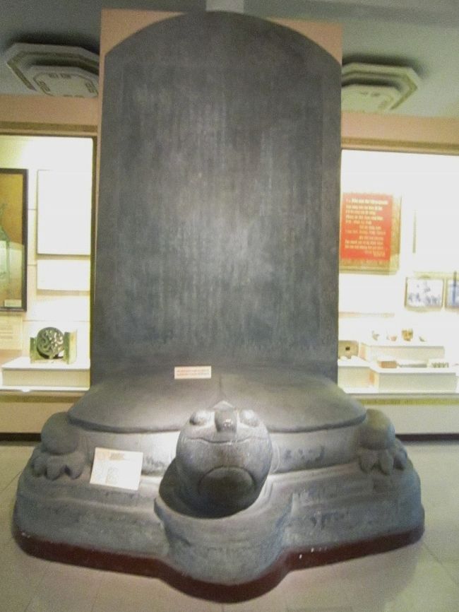 <br />おお、どこかで見たような亀が！ただし、あちらが科<br />挙試験の合格者の名を刻んだものであるのに対し、<br />こちらは中国の明を打ち破ったレ・ロイ王の功績を讃<br />える碑文です。<br /><br />科挙試験の合格者の名を刻んだものなんて、何処の<br />国の高級官僚も、嫌らしい事をしますね〜。（笑）<br /><br />