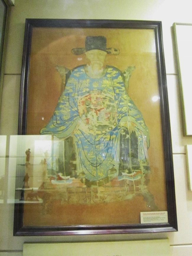 まるで中国の服装に見えますね〜、千年近い文化の<br />受容が、ベトナムの服装文化を変えて仕舞つたので<br />しょうか？。