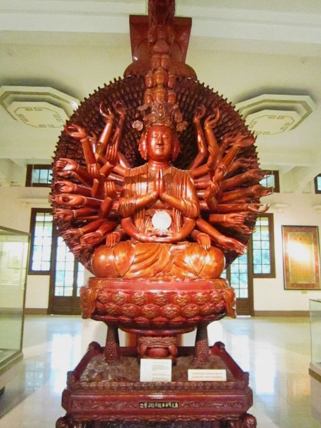 ベトナムの千手観音ですね〜、去年上海で見た難聴<br />者達のダンサーが踊る、素晴らしい千手観音の踊り<br />を思い出して仕舞いました〜。（祝）<br /><br />しかし少し私に似た、太めの千手観音ですね〜。（笑）