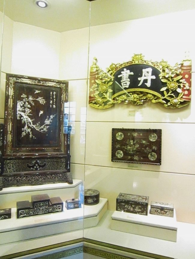 1880年代にベトナムはフランスによって保護国化され、<br />のちにフランス領インドシナ連邦の成立と共に正式に<br />植民地化されました。<br /><br />これをきっかけに、徐々に広まっていったのが現在の<br />ベトナム語で使用されている、アルファベットを使用し<br />た文字・クオック・グーです。<br /><br />それまでは漢文が主体だった展示物に、ここへきて街<br />中で見かける文字が混じって来ました。<br /><br />