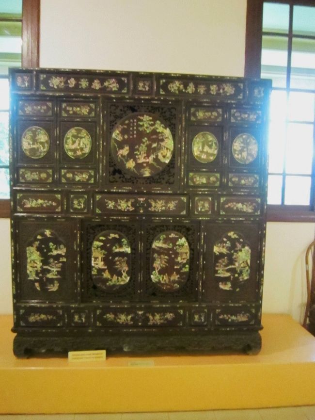 此方の箪笥も螺鈿で出来ていますが、中国の物<br />とは比較にならない程、精度が低い物でした。