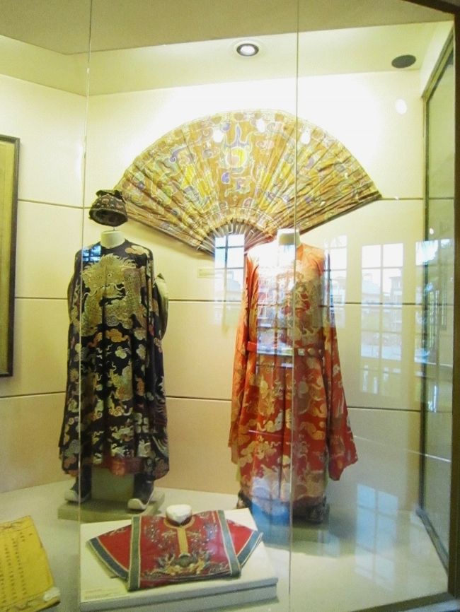 王族の服装の展示だと思いますが、まるで中国<br />その物ですね。