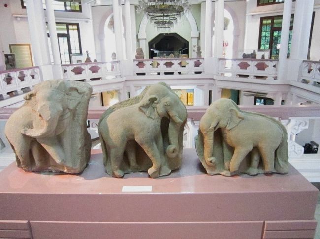 以上で、私の館内の展示品の見学は終わりでした。<br /><br />みなさんご存知のように、独立の後、ベトナムが南北<br />に分かれて戦争になるのですが、ホー主席の輝かし<br />い功績で展示を終えたいという愛国心からなのか。<br /><br />それともある意味で醜い歴史であるあの戦争にあえて<br />触れないようにしているのか、それはもう憶測の域を<br />出ませんが、とにかくあの世界中が注目した戦争につ<br />いては、一切触れられていませんでした。<br />