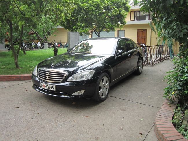 裏庭の車庫ににベンツ５００ＳＬが止めて有ります、<br />多分お偉い館長さんの、公用車なのでしょう。<br /><br />ベトナムは、高級官僚の天国の様ですね～。<br /><br /><br /><br /><br />（終）<br /><br /><br /><br /><br /><br /><br /><br /><br /><br /><br />・・・③－Bに続く・・・