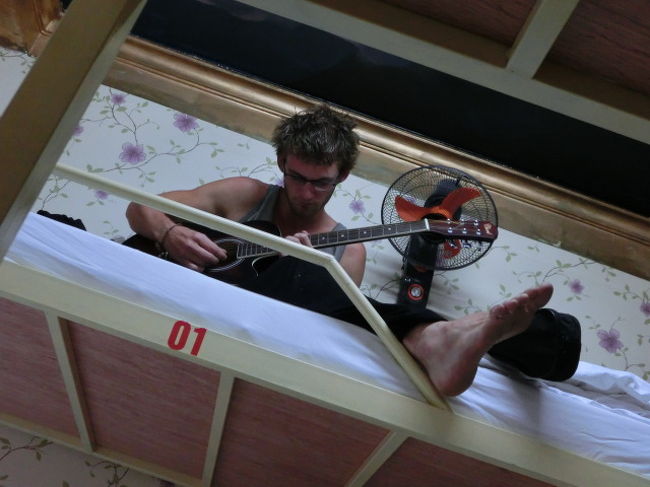 　　朝食後ツアーに参加するＳ氏Ｍ氏を見送り部屋に帰ると同室のチリ人がギターを弾いていました。<br /><br />　　私を見ると止めてしまいましたが続けてくれと頼むと日本の曲も弾いてくれました。　　<br /><br />