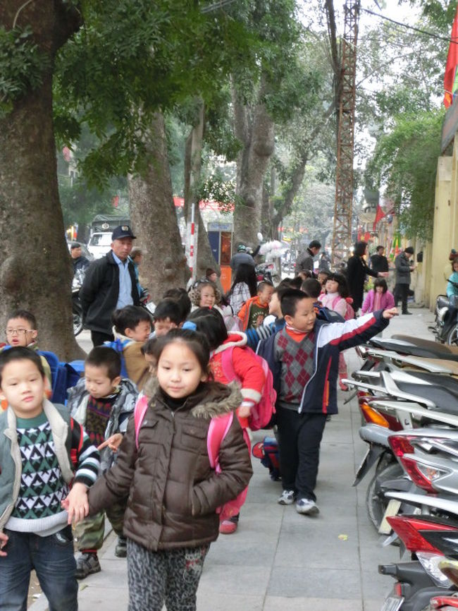 　　荷物を預けて１２：００宿をチェックアウト。<br /><br />　　５時間の暇つぶしに街中へ。<br /><br />　　小学生のグループが下校中で「ハーイ」と気安く声をかけてきました。<br /><br />