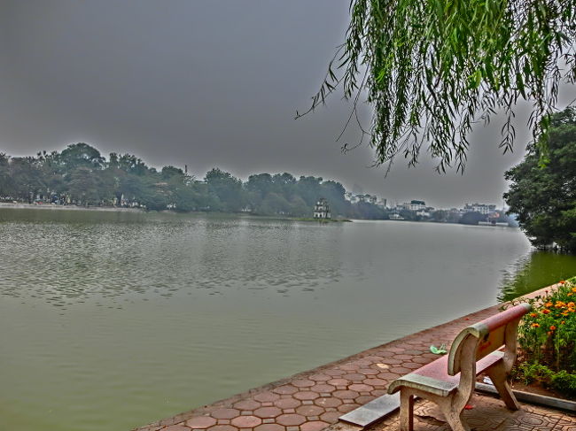 　　ハノイ市内の中心にある「ホアンキエム湖」へ。<br /><br />　　緑豊かな湖畔は人々の憩いの場。<br /><br />