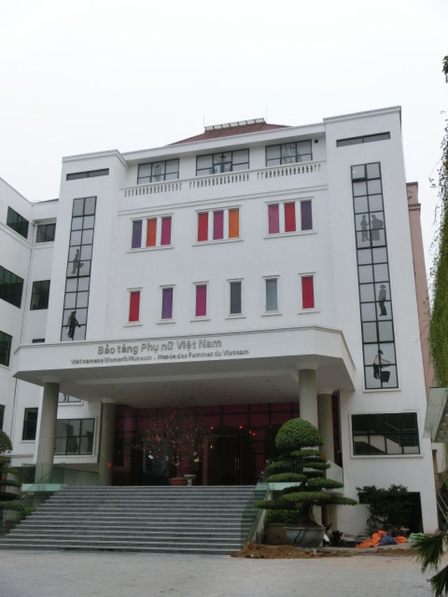 　　建物がきれいな「女性博物館」へ。<br /><br />　　入り口にはきれいな花の木が、入館料は３００００ＢＤ（１２０円）。　　<br /><br />