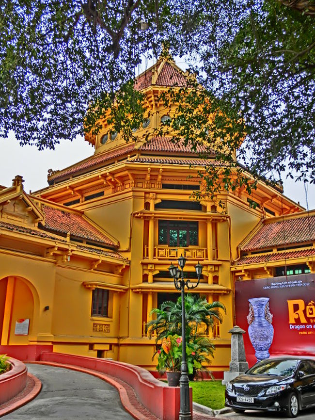 　　続いて「ベトナム歴史博物館」へ。<br /><br />　　立派な建物に圧倒、入館料は２００００ＢＤ（８０円）。<br /><br />　　先史時代から近代に至るまでの歴史が年代を追って紹介されています。<br /><br />