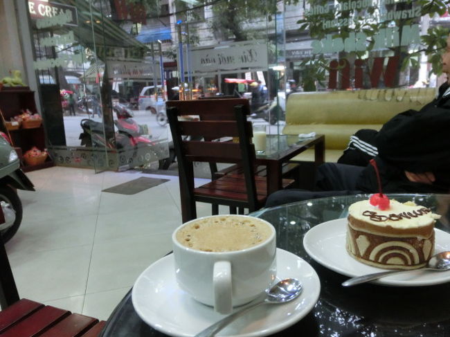 　　喫茶店でエスプレッソ（４００００ＢＤ）とケーキ（３００００ＢＤ）で最期の時間潰し。<br /><br />　　１７：１５宿へ帰りピックアップバスを待ちます。<br /><br />