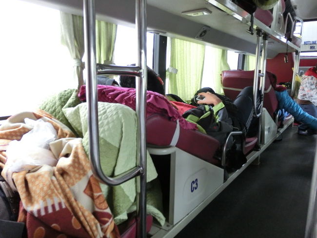 　　夜行寝台バスの内部。（写真は翌朝撮影）
