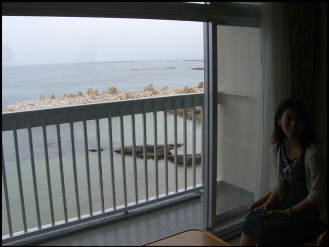 6月6日の白浜温泉旅行は、白良浜からすぐの「望洋閣」に宿泊しました。<br />今回は土曜日でも、安くて部屋食で温泉のあるところを探しました。<br />チェックイン後、白良浜に出て裸足で歩き回りました。<br />ここは、もう暖かいです。<br /><br /><br />