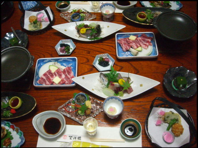 夕食は部屋食でした。<br />結構な品数です。<br /><br /><br />