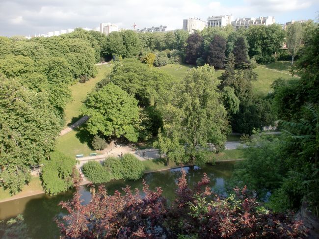 ビュット ショーモン公園 (Buttes Chaumont) 初夏のパリの街角