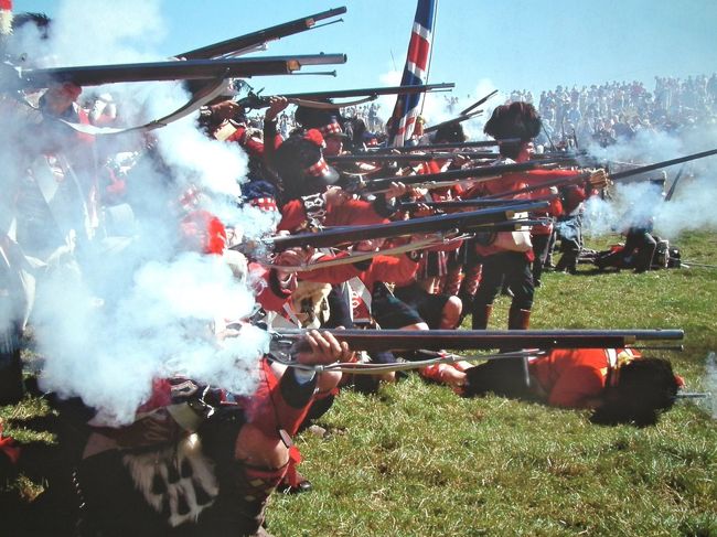 　でもって突然この写真には驚かされちゃいます。ウォータールーの古戦場にやってきました。ここでは毎年、こうした一大ページェントが繰り広げられるんだそうです。これは塀に貼ってあった大きな写真です。<br /><br />　それにしても、ここに早くも撃たれて「あぁ〜っ！」とかいって倒れている戦士役の人がいますが、この人は台本があってやっているんでしょうか？それとも自分で率先して撃たれるのでしょうか。とても疑問です。