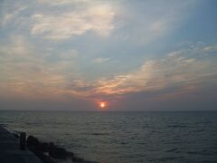 旅の締めくくりは瀬長島で、のんびりと、東シナ海に沈む夕日を眺めました。