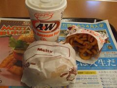 旅の締めくくりはA&Wで。A＆Wは沖縄のファーストフード、アメリカンなハンバーガーが売りで、やっぱり沖縄に来たら一度は寄っておきたいお店です。ドリンクはルートビア（おかわり自由）で。
フライはカーリーフライにしました。ちょっとスパイシーな味です。