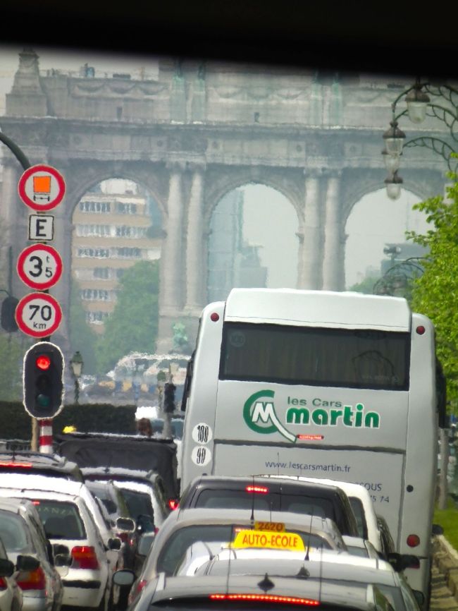 　で、WaterlooからBrusselsなんてせいぜい20kmなんですが、凱旋門近くまで来たらこの状態です。にっちもさっちも行かないんです。「降りて歩くか」なんて声も出ようという状態。<br /><br />　結局グラン・プラス近くのレストランに到着したのは14時を越えておりました。