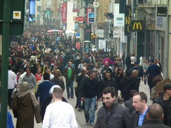 　バスが中まで入ってくると、なんということでしょう！こんな人混みです。これまで私たちは人里離れたところをぐるぐる廻っていたのでびっくりです