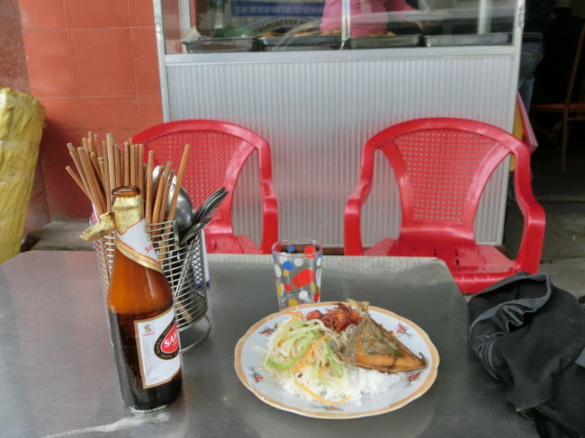 　　バスはダナン市内の食堂前に停車、食堂で魚フライと野菜が盛ったライスを注文。（５００００ＢＤ　２００円）<br /><br />