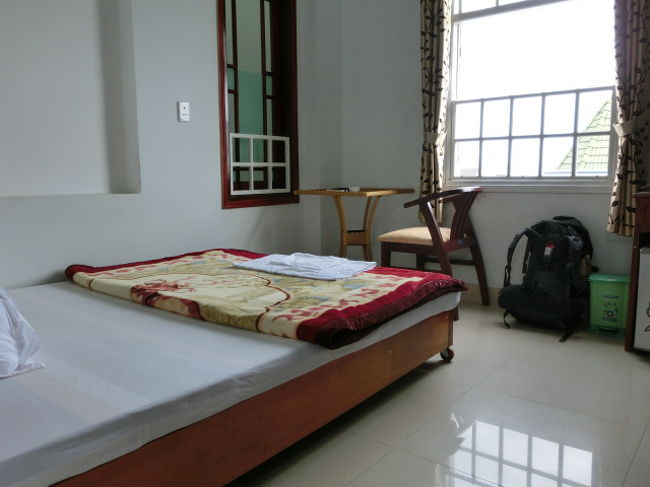 　　新しい建物でトイレ・シャワー・エアコン・冷蔵庫・朝食付き一泊３０００００ＢＤ（１２００円）。<br /><br />