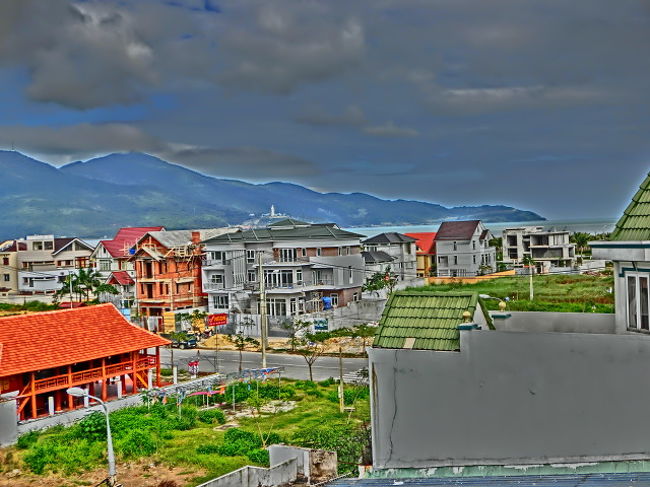 　　部屋の窓から「南シナ海」が少し見えます。<br /><br />　　場所は郊外の海の近くでミニホテルや大きなお屋敷が多く、近隣は新たに多くの建物が建設中の新興地。<br /><br />