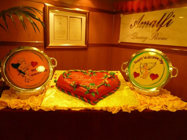 ブエノス・アイレスの写真は、省略。<br />この日は、バレンタインディーで船内のレストランでは、かなりの<br />量のケーキやお菓子が作られていた。<br /><br />これは、いつものディナーの時のアマルフィの入口。<br />