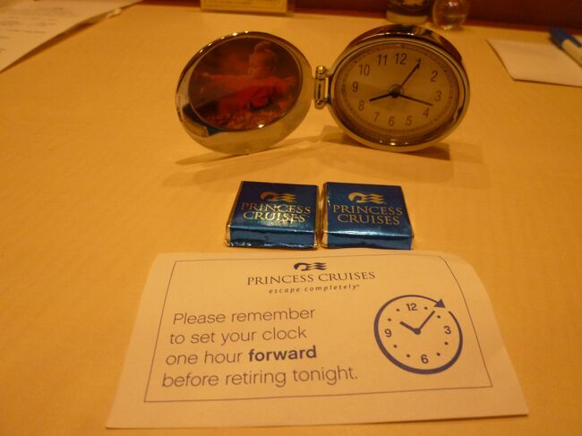 時差のお知らせのメモと目覚ましの電池切れの為、船内で購入した<br />プリンセスグッズの目覚まし時計。<br />重たいけどとってもおしゃれで素敵だったので、もう1個購入しようとしたけどクルーズ3日目には、全部売れていた！