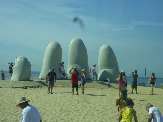 モンテビデオの海岸の手の指のモニュメント!