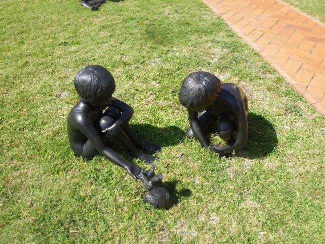 ラリ美術館の中庭のモニュメント、可愛い！！