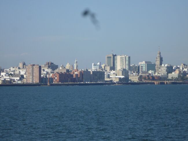 モンテビデオの街！<br />モンテビデオの街は、想像していたイメージとだいぶ違い、高層ビルが立ち並ぶ近代都市だった。<br />長い海岸線には、高級マンション＆別荘が続き明るく裕福な一面も！<br />ショア・エクスカーションでは、ウルグアイの海辺のリゾート地の<br />プンタ・デル・エステに約170kmのバス移動。<br /><br />7時間30分の所要時間の為、モンテビデオの街の散策は出来ず残念だったけど、いいツアーだった！