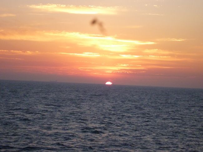 モンテビデオを出港した夜の日の入りです。