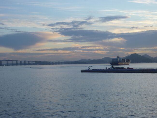 海からコルコバールのキリスト像は見えなかったけど。朝焼けの<br />リオの港も綺麗だった！！！
