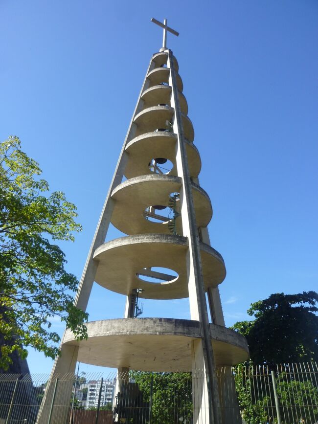 リオ上陸後の市内観光では、先ずカテドラルへ向かう。<br />カテドラルの横の塔。