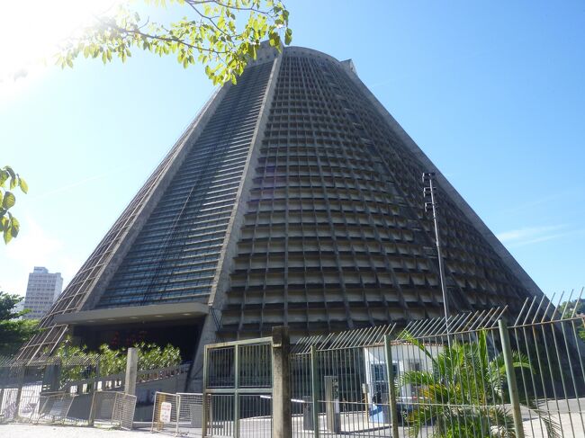 カテドラル・メトロポリターナ。<br />1976年に建造されたピラミッドのような教会。<br />高さ80ｍで内部は、壁1面に巨大なステンドグラス！！！<br />