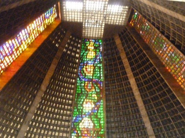 内部のステンドクラスの壁。