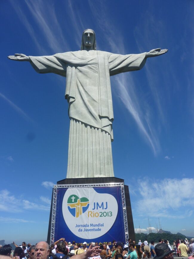 偉大なキリスト像の周りは、沢山の観光客！<br />でも沢山写真を撮らなくては．．．