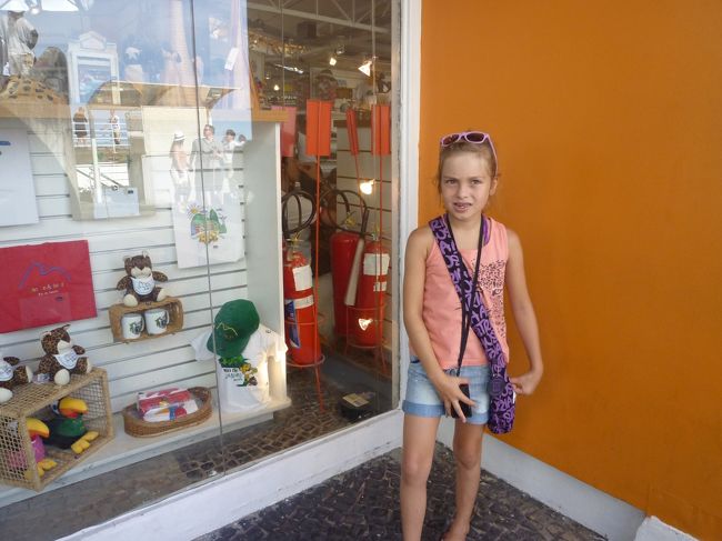 展望台の売店の横に居た可愛い女の子１