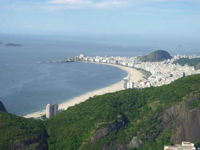 海の青と白い海岸線、緑の木々等カラーがとても綺麗！