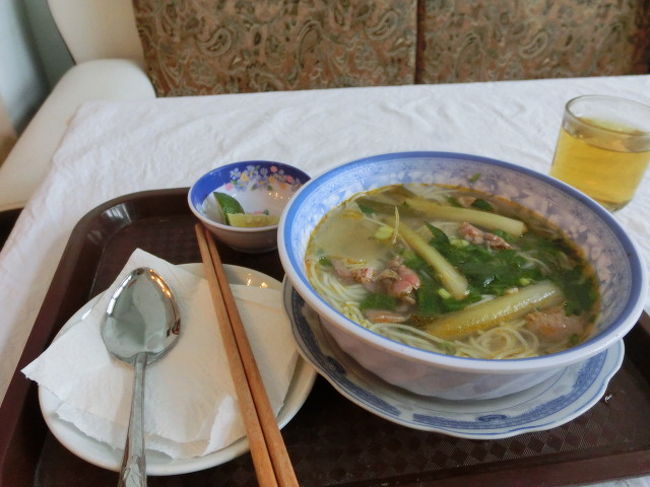 　　朝食はフォー（ヌードル）。 <br /><br />　　二人の従業員が笑顔で出してくれました。、　<br /><br />