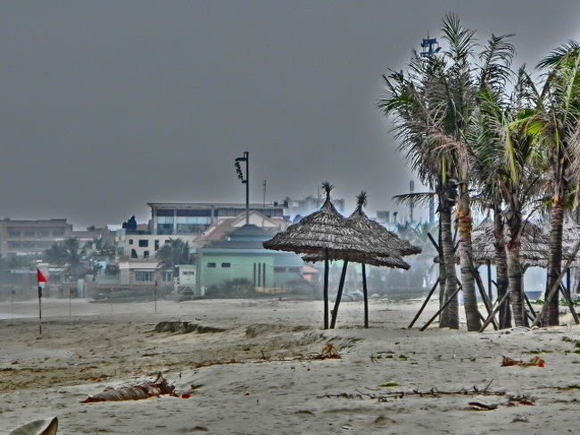 　　歩いて海岸へ。<br /><br />　　南シナ海に面した「ミーケービーチ」、きれいな砂浜が続きます。<br /><br />　　しかし今はオフシーズン、４月以降がシーズンだそうです。<br /><br />