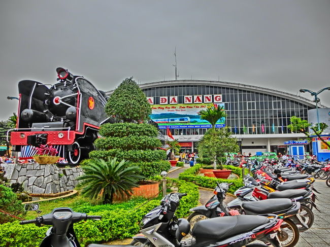 　　暑い、走りにくい、自転車には優しい国ではありません。<br /><br />　　明日列車で「ホイアン」へ行く為ダナン駅へ。　<br /><br /><br />　　若者を中心にすごい数、キップ売り場も分からず購入はあきらめました。<br /><br />