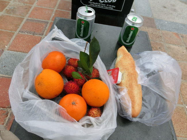 　　オレンジ・ライチー・ビール・パン・マーガリン（と思ったら練乳でした）を買って（７００００ＢＤ　２８０円）ビーチで昼食。<br /><br />。