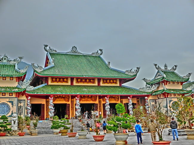   　後半は長い上り坂で自転車を押して５０分、中腹に中国式の寺院がありました。<br /><br />　　駐輪代１２０００ＢＤ）。<br /><br /><br />