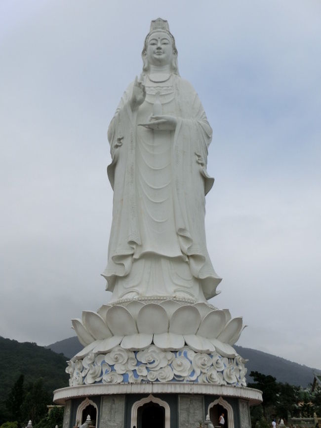 　　きれいな門、寺院、お釈迦様等、今日は土曜日で観光客も多く数少ないダナンの観光地。<br /><br /><br />